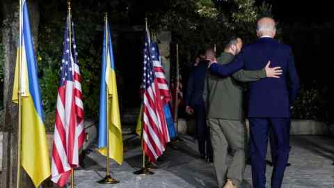 El presidente de Ucrania, Volodymyr Zelenskyy, con el presidente estadounidense, Joe Biden, en la cumbre del G7 en Italia el jueves.