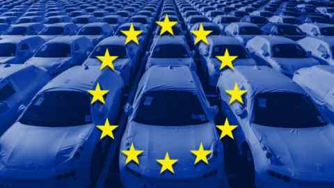 Una bandera de la UE superpuesta a una fotografía de filas de coches nuevos.