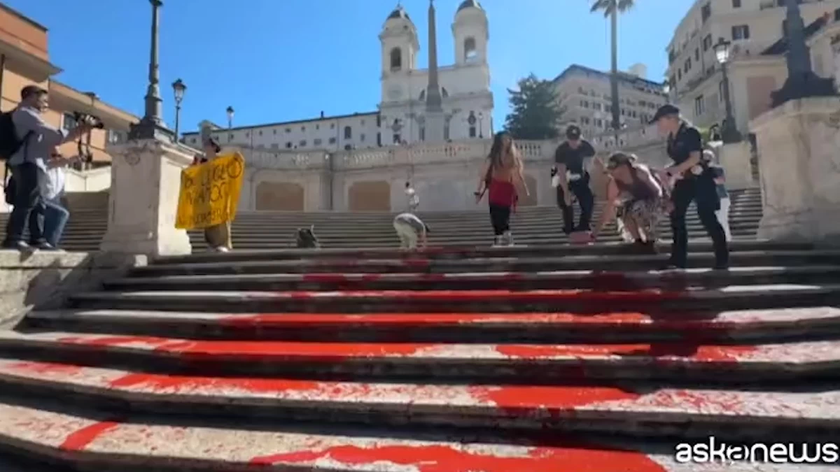 Pintura roja en la Plaza de España contra la violencia contra las mujeres