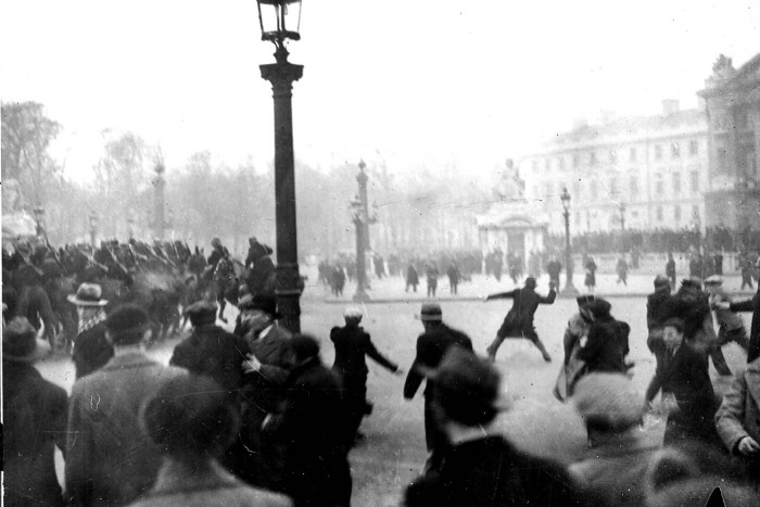 Des émeutiers lance des proyectiles sur la policía lors des émeutes de 1934
