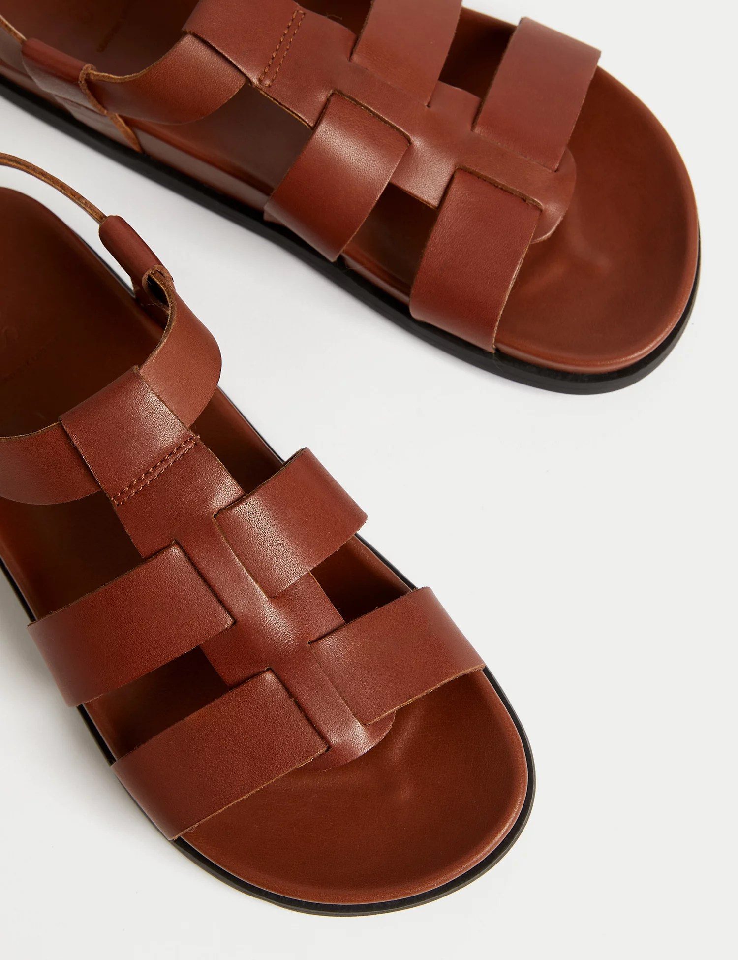 Las sandalias de cuero también vienen en color canela.
