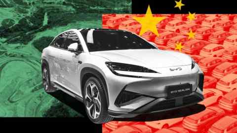 Imagen de montaje de un coche, una bandera china y una mina.