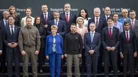 Volodymyr Zelenskyj con los jefes de Estado en la foto de familia en la cumbre de la paz en Ucrania