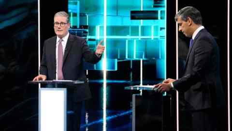 El líder del Partido Laborista, Keir Starmer, y el primer ministro Rishi Sunak hablan en el escenario.