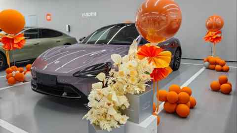 Un vehículo eléctrico Xiaomi SU7 en exhibición en una sala de exposición en Suzhou, China