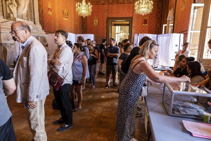 Los votantes hacen cola en un colegio electoral del Ayuntamiento de Marsella.