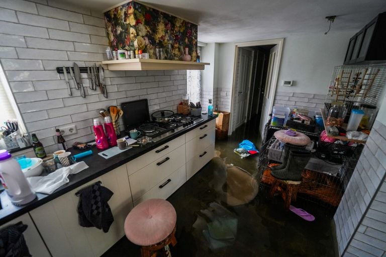 Agua por todas partes en esta casa de Veldhoven (foto: Dave Hendriks / SQ Vision).