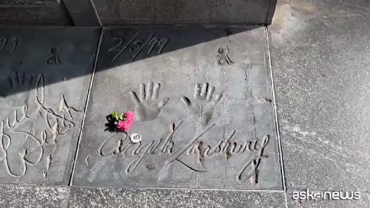 Angela Lansbury, una flor en el Paseo de la Fama de Milán para rendir homenaje a 