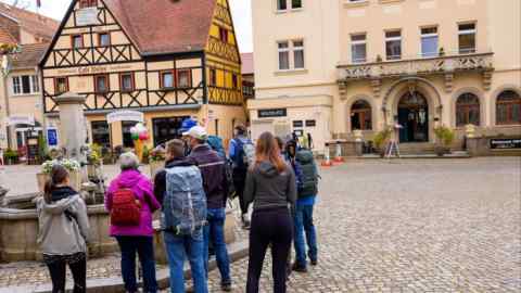 Turistas en el centro de Stadt Wehlen en la Suiza sajona, Alemania