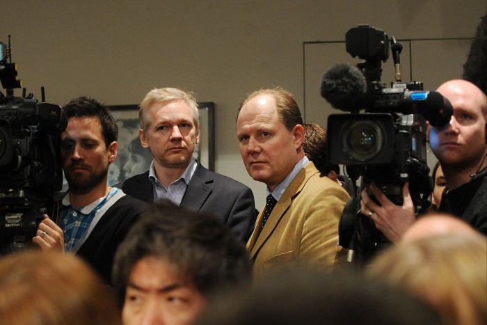 El fundador de WikiLeaks, Julian Assange, segundo a la izquierda, y el fundador del Frontline Club, Vaughan Smith, segundo desde la derecha, asisten a una conferencia de prensa en el Frontline Club de Londres el 17 de enero de 2011.