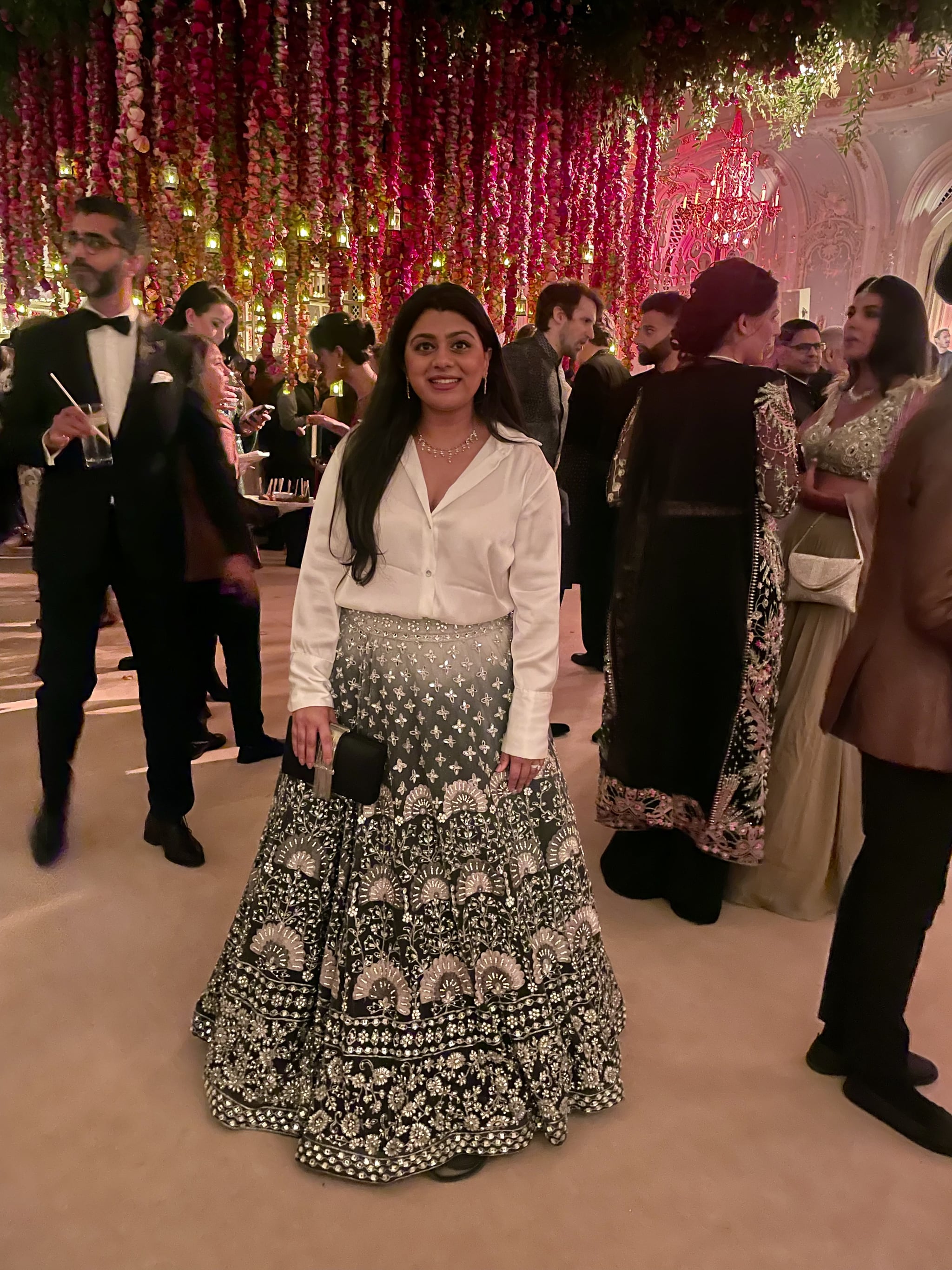 Una mujer vistiendo una falda tradicional lehenga en una boda india