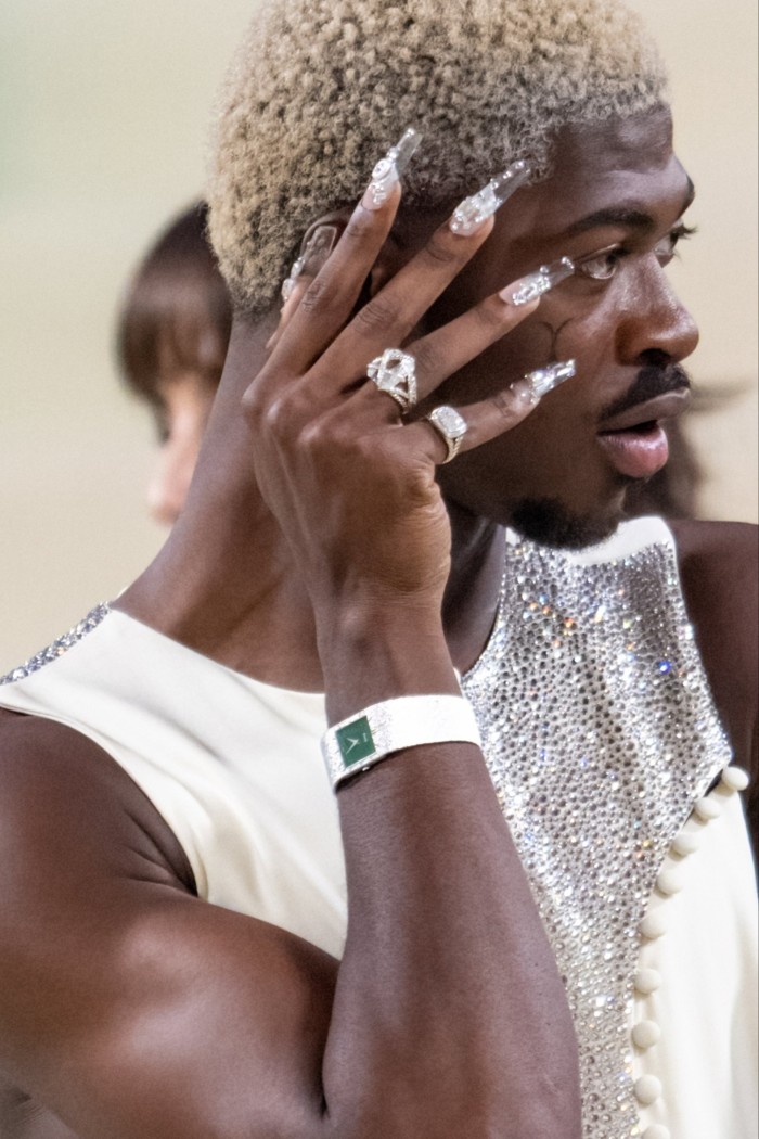 El rapero Lil Nas X, con detalles de joyas y uñas, asiste a la Met Gala 2024 que celebra “Bellezas durmientes: el despertar de la moda” en el Museo Metropolitano de Arte 