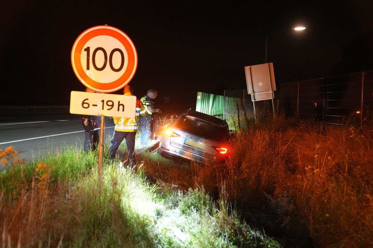 Auto termina en una zanja en un estacionamiento de la autopista (Foto: WdG/SQ Vision)