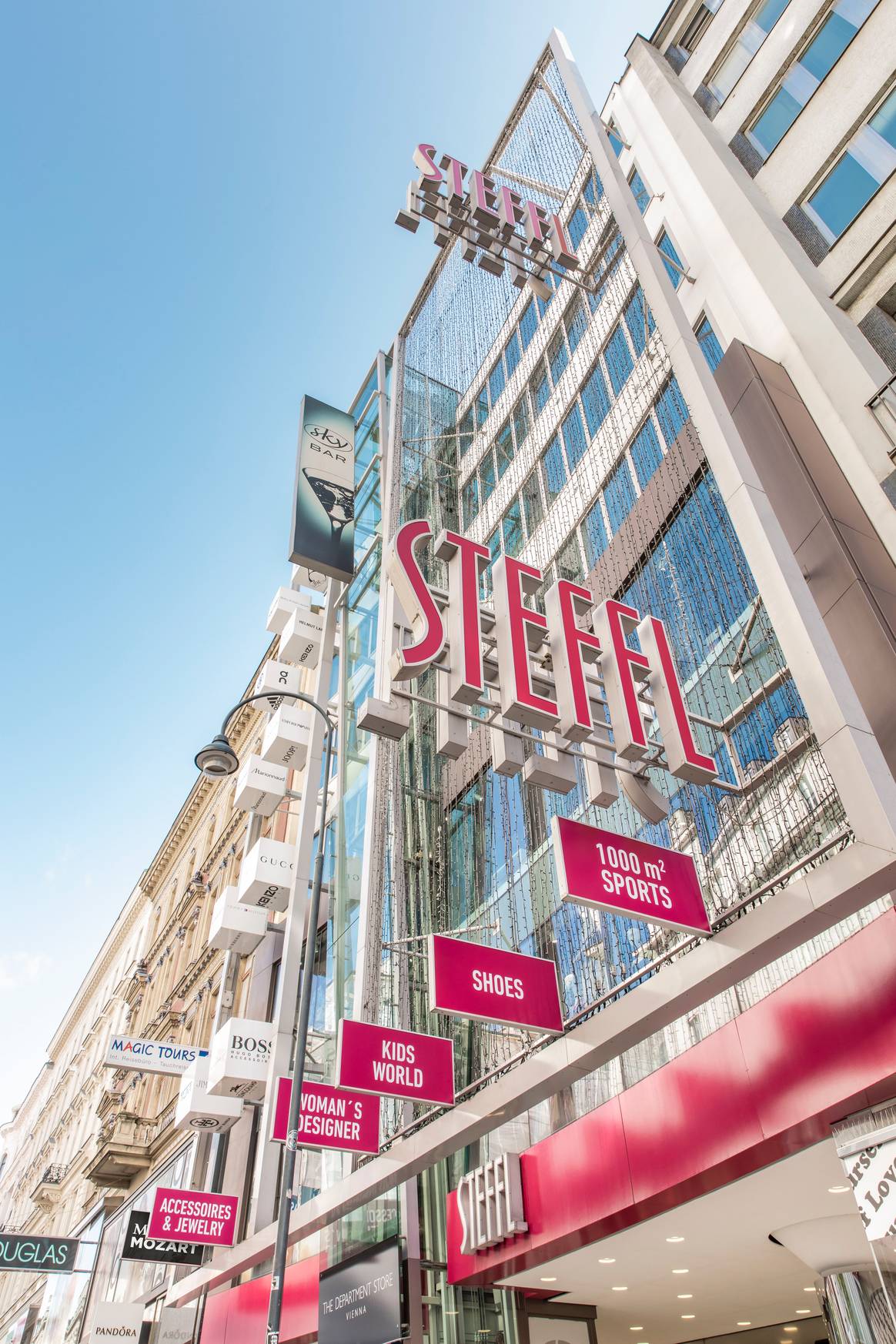 Steffl tiene una ubicación céntrica en la calle comercial Kärntnerstrasse de Viena.