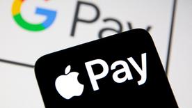 La imagen muestra en primer plano el logotipo del servicio de pagos Apple Pay; al fondo, el logotipo de Google Pay.  (imagen del símbolo)