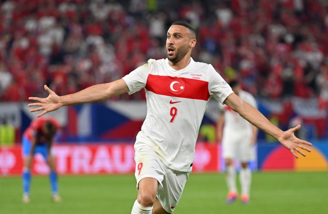 Cenk Tosun anotó el gol de la victoria en el minuto 94 contra la República Checa