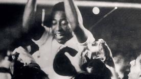 La foto muestra la escena en la que Pelé es llevado a hombros tras su gol número 1.000.