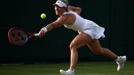 La tenista alemana Angelique Kerber juega en la segunda jornada del Campeonato de Wimbledon 2024.