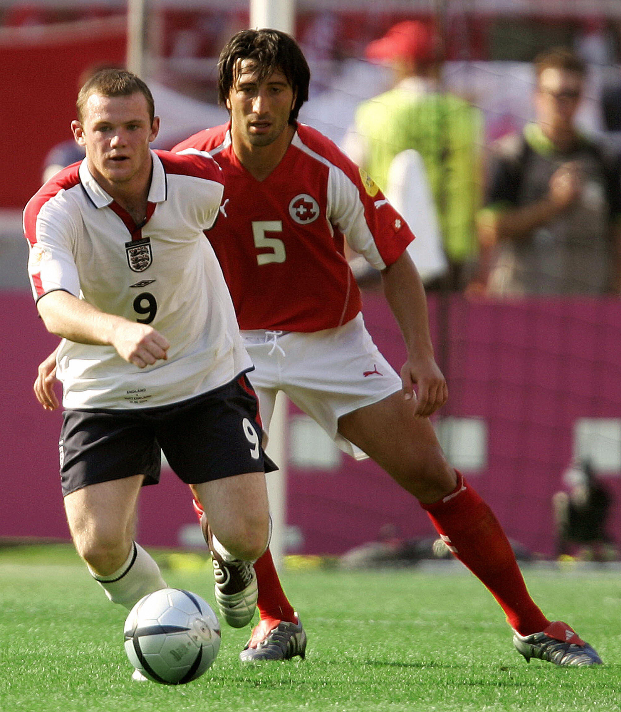 Yakin se enfrentó a Inglaterra y a Wayne Rooney en la Eurocopa 2004