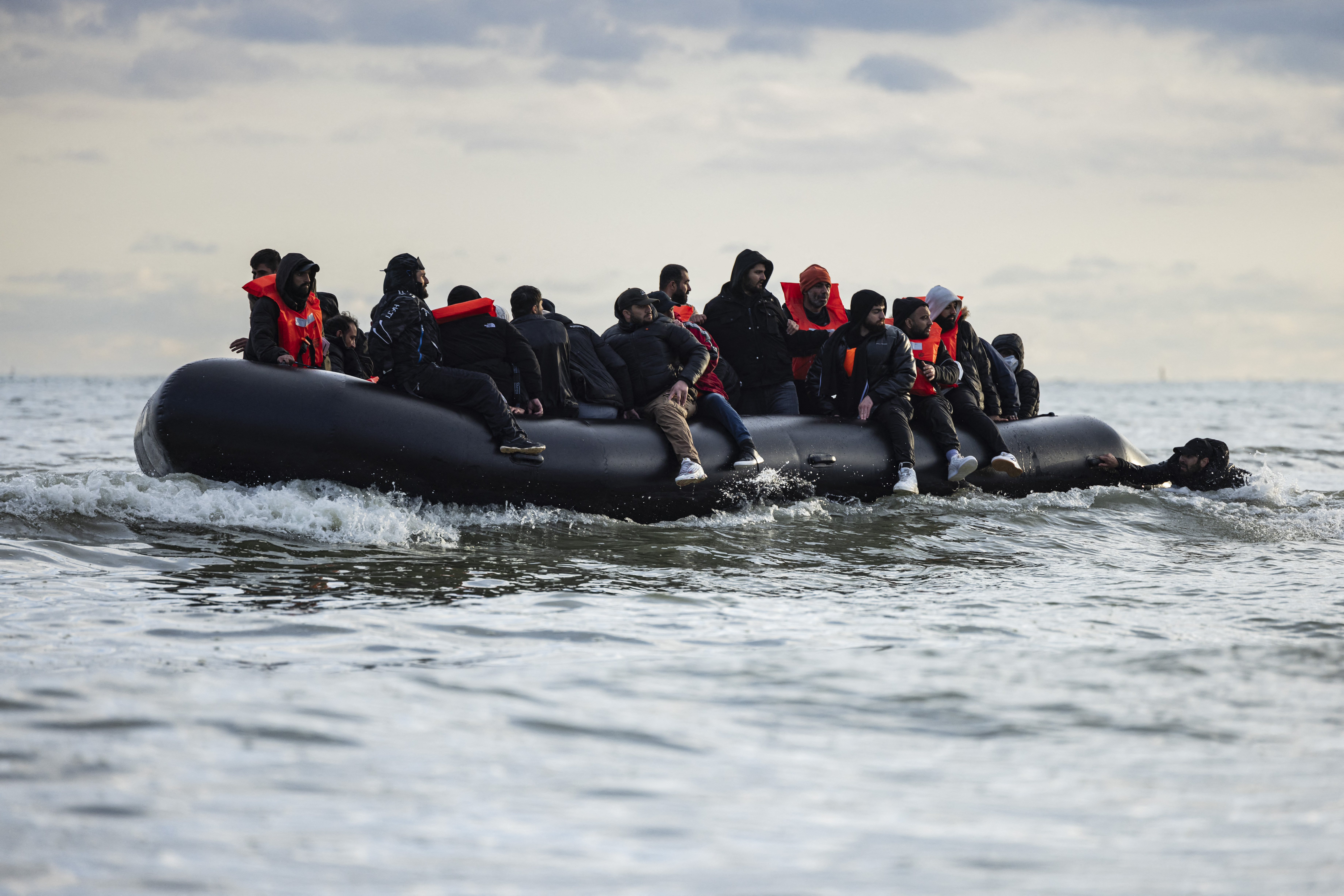 Migrantes cruzando el Canal de la Mancha