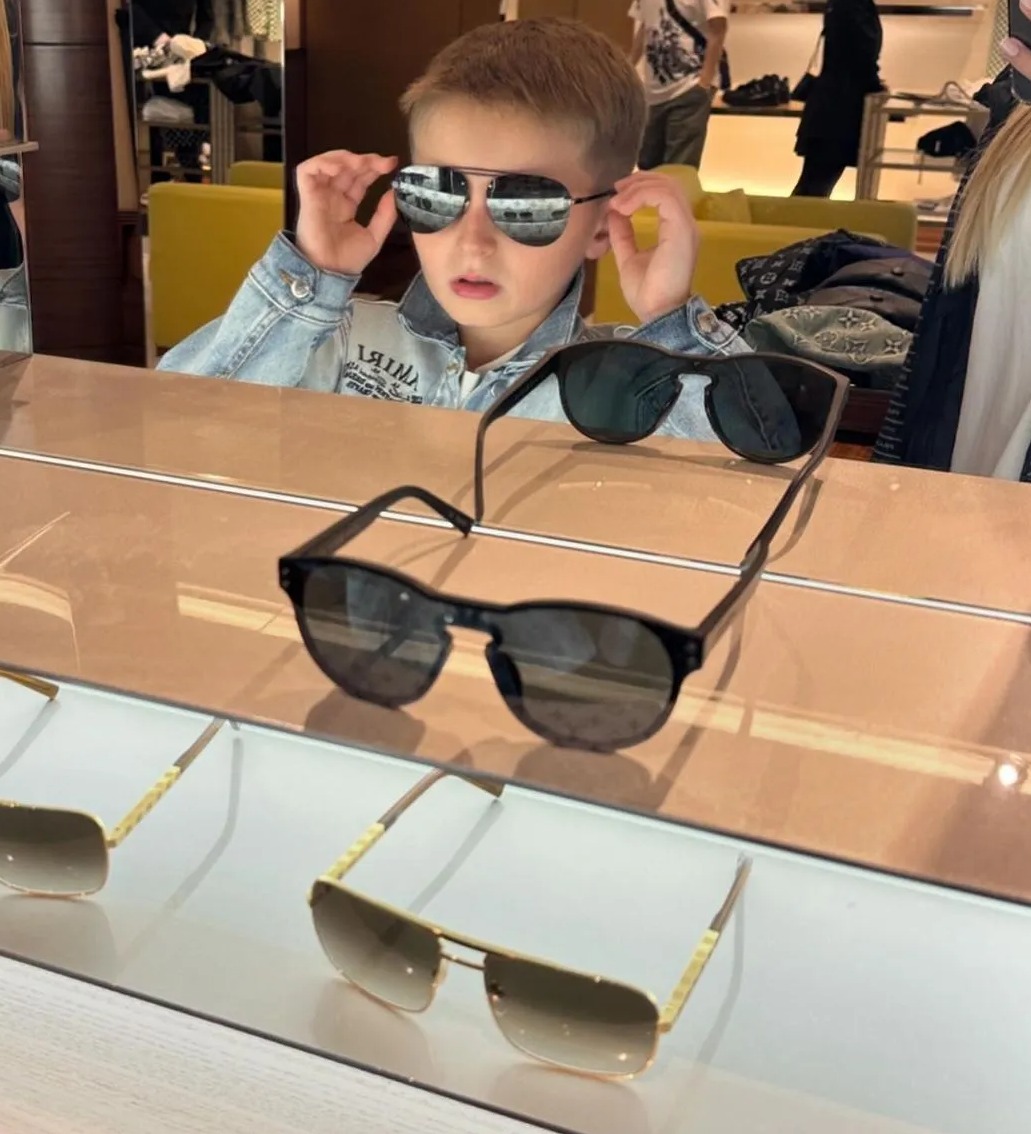 A la familia australiana le gusta darse el lujo de comprar artículos de diseño, incluidas gafas de sol de alta gama para su hijo.