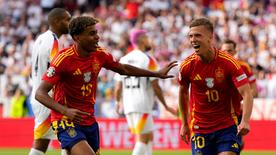 Daniel Olmo celebra su gol del 1-0 con Lamine Yamal.