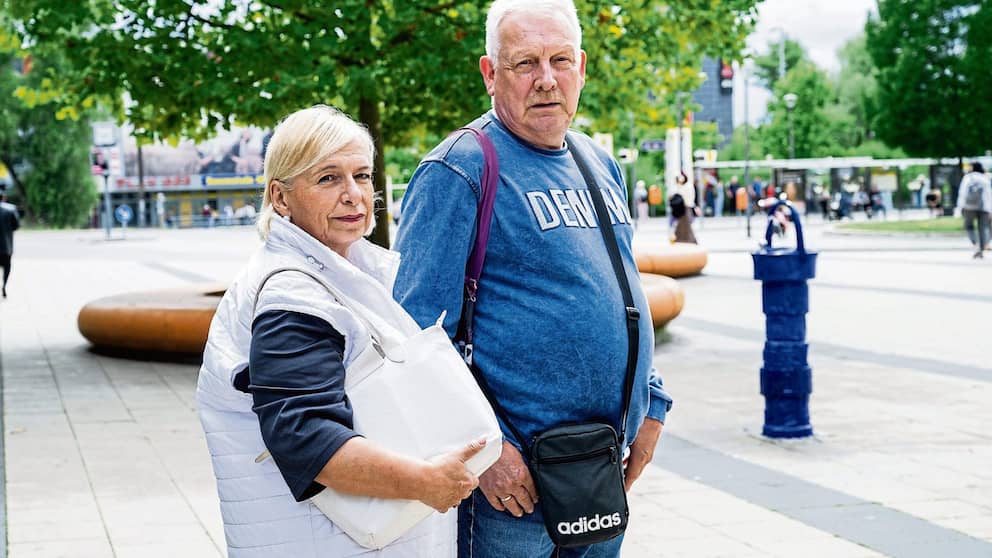 Karin y Michael (66) están molestos por la falta de trabajadores cualificados en Berlín. 