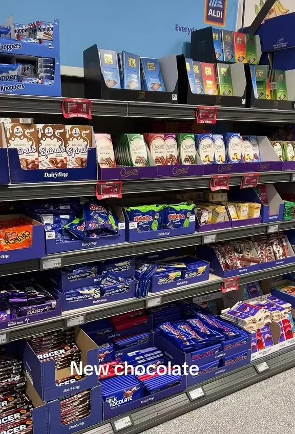 El chocolate de Aldi está disponible actualmente por £ 1,39 y viene en dos versiones: normal y crujiente.