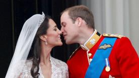 El príncipe William besa a su esposa Kate en el balcón del Palacio de Buckingham después de su boda.