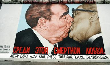 El beso fraternal socialista entre Leonid Brezhnev y Erich Honecker.