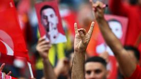 Hinchas turcos saludan al lobo en Berlín