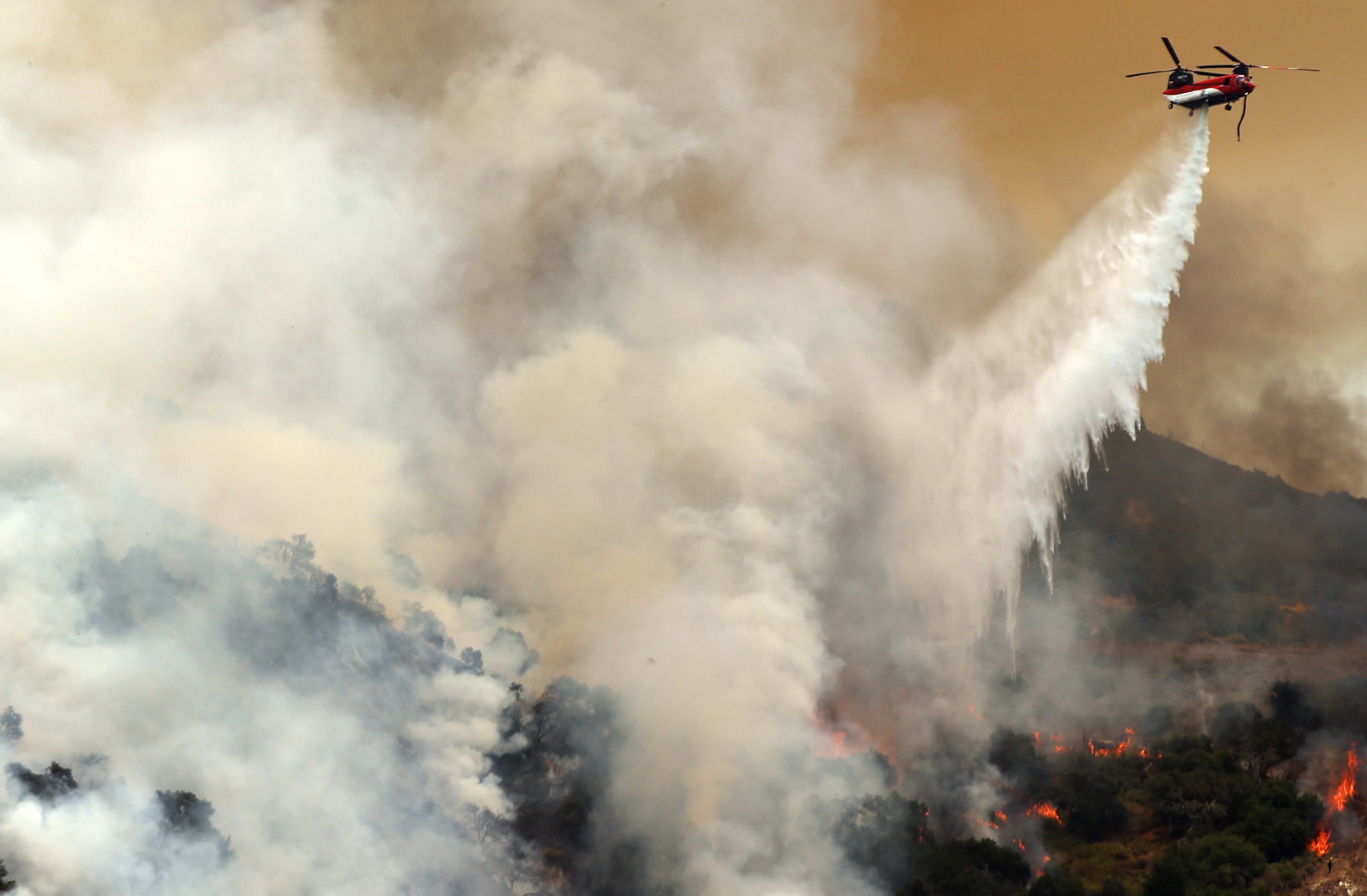 Los bomberos se apresuran a apagar el incendio del lago