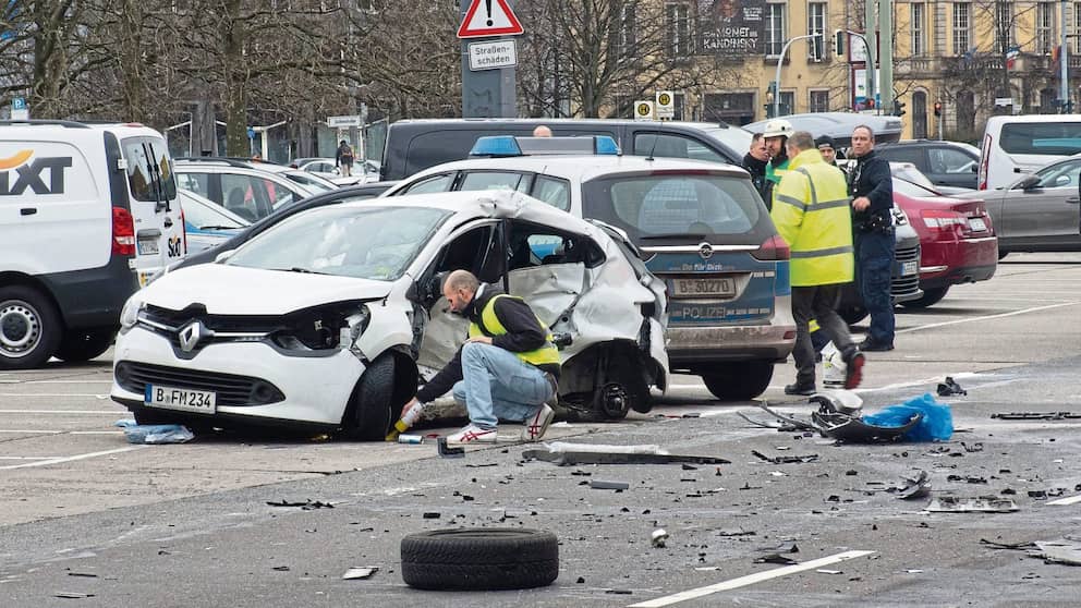 Lugar del accidente: El coche policial, que circulaba con luces azules, chocó contra el Renault de Fabien a 90 km/h.  La joven murió