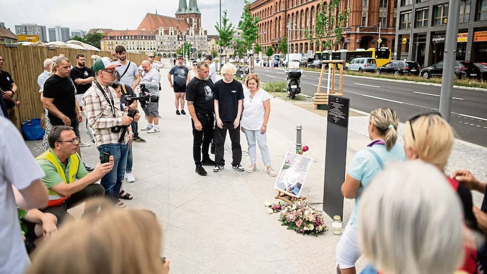 Inauguran el primer monumento permanente a las víctimas de accidentes de tránsito