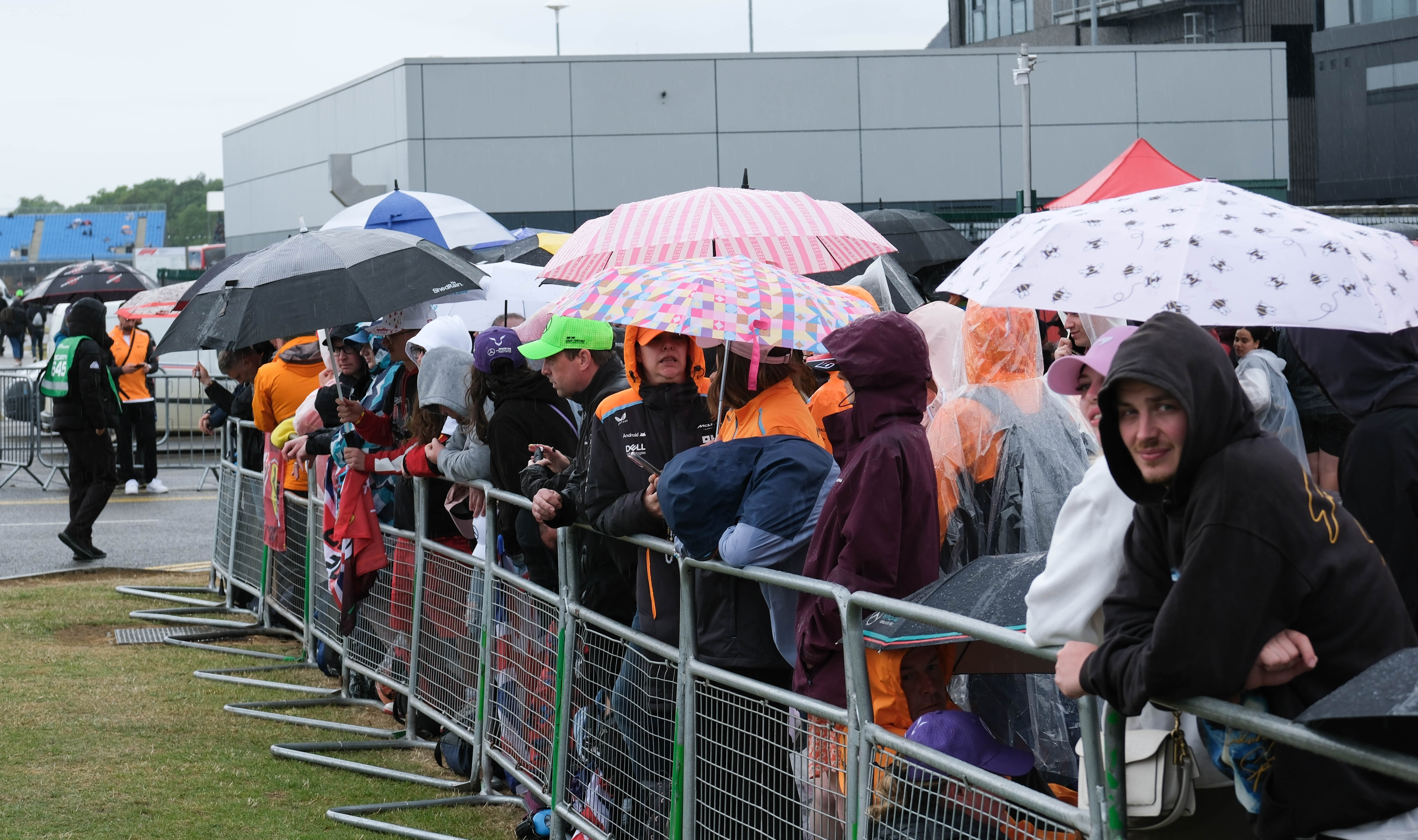 Los espectadores en Silverstone se vieron obligados a apiñarse bajo los paraguas ayer