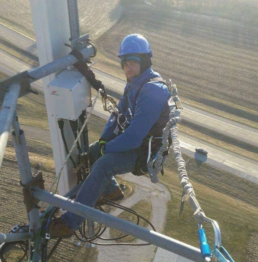 Brandyn a menudo se enfrentaba a condiciones climáticas extremas y una vez vio a un compañero escalador caer en picado desde una torre.