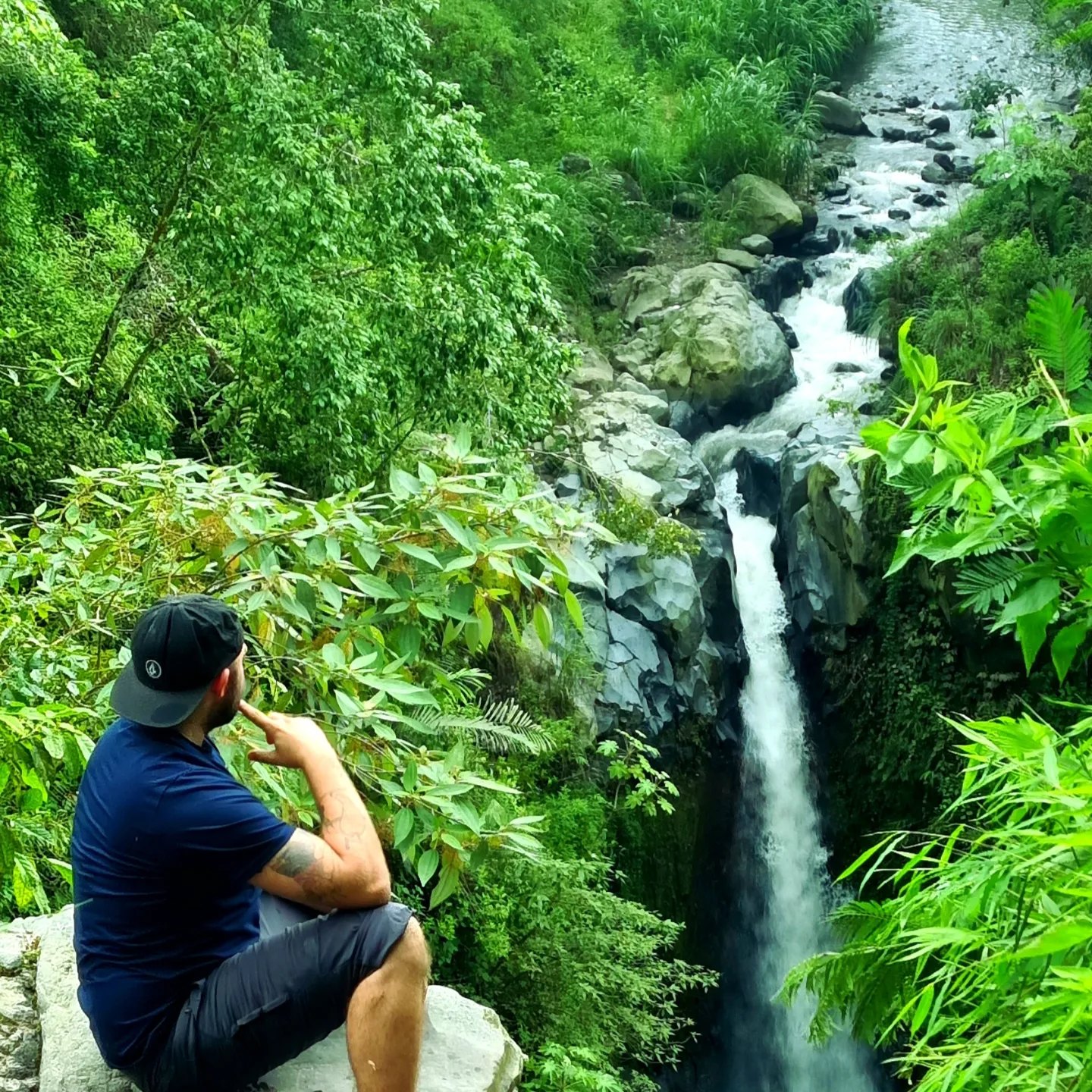 Brandyn ha estado en más de 20 países, aquí está junto a una cascada en Indonesia.