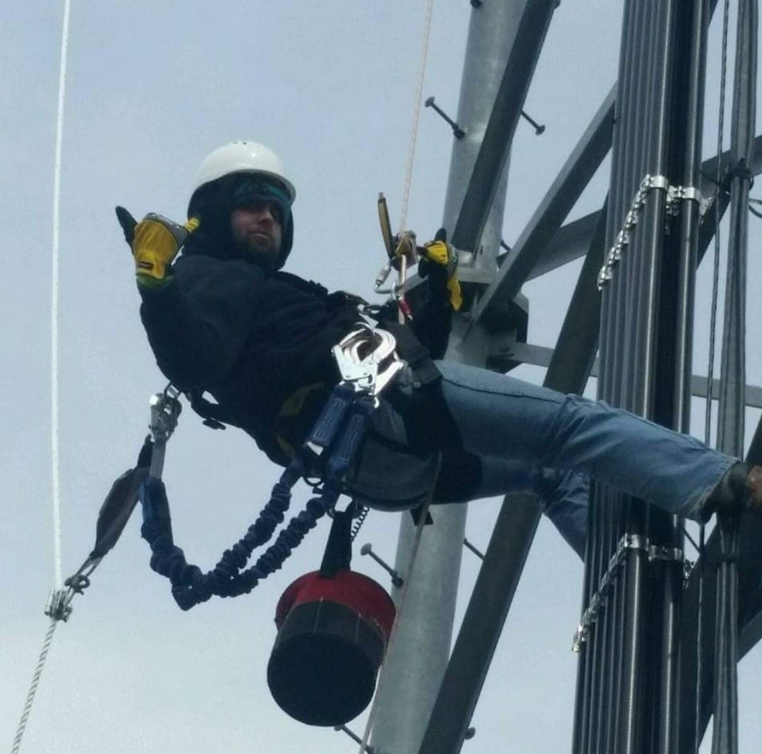 Cientos de escaladores de torres mueren cada año