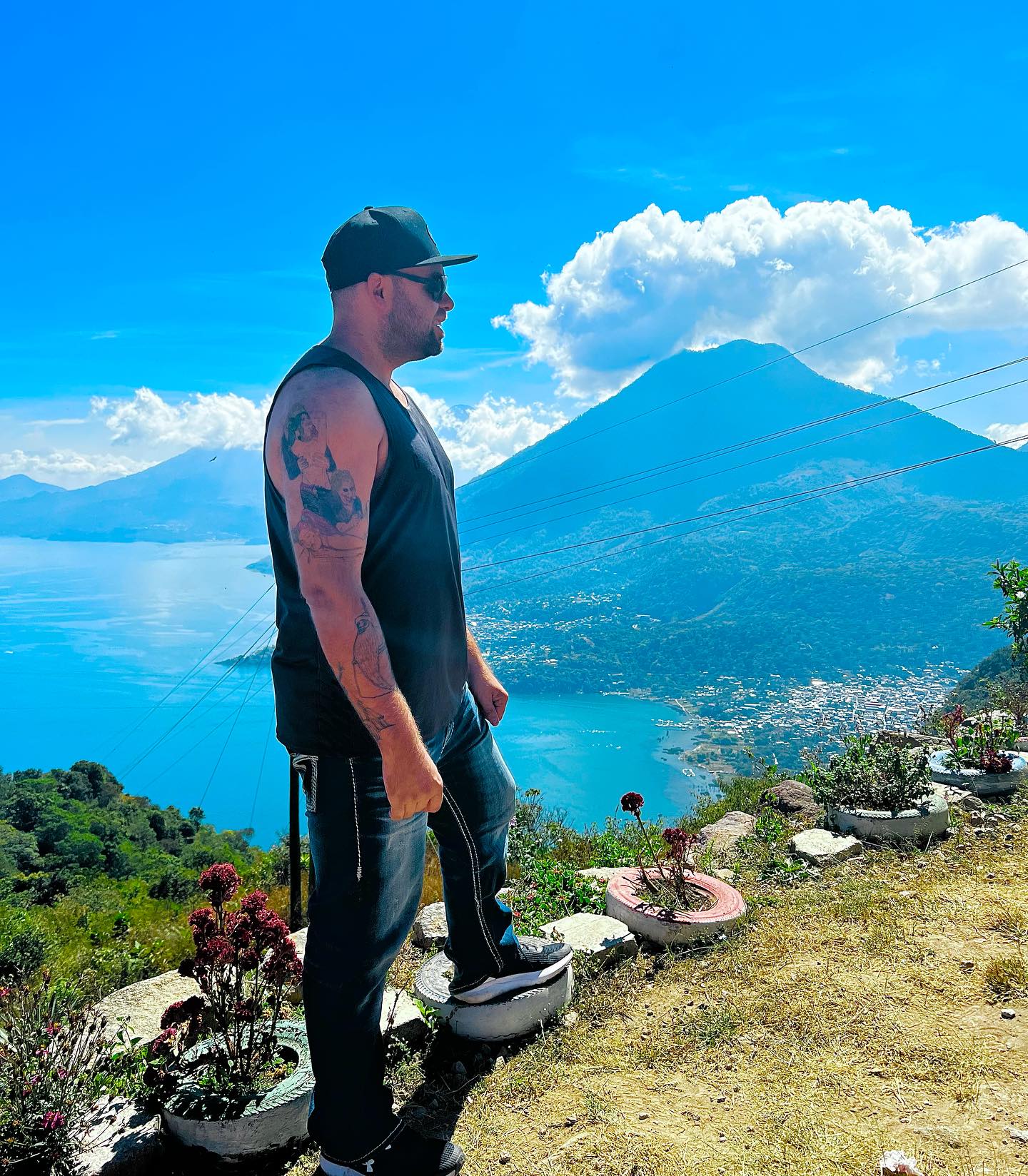 Aquí Brandyn se encuentra mirando un hermoso valle en Guatemala.