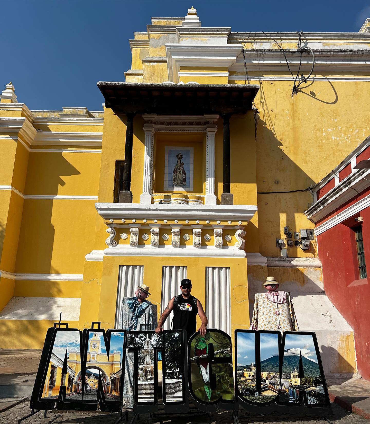 Aquí está retratado en Antigua.