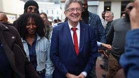 Fundador del partido de izquierda La France Insoumise (LFI), Jean-Luc Melenchon (C), camina durante un encuentro con los lugareños para apoyar al Nouveau Front Populaire (NFP), una coalición de izquierda para las elecciones legislativas, el candidato Adel Amara (no en la foto) ) como parte de una visita de campaña política en Villiers-sur-Marne el 5 de julio de 2024.