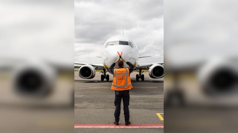 Arnoud también tiene otras tareas además del manejo de equipaje (foto: Aeropuerto de Eindhoven).