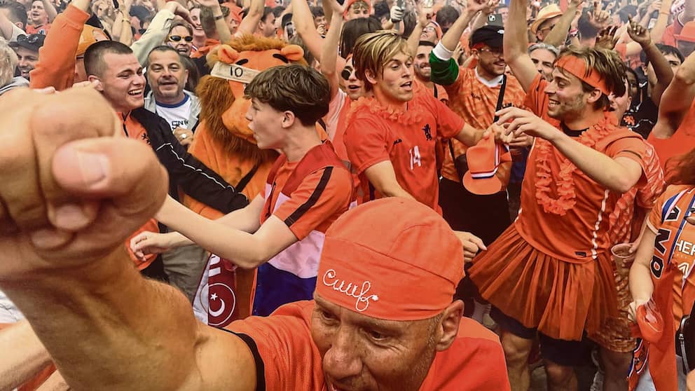 Los altavoces dicen “Izquierda, derecha"entonces comienza la orgía naranja