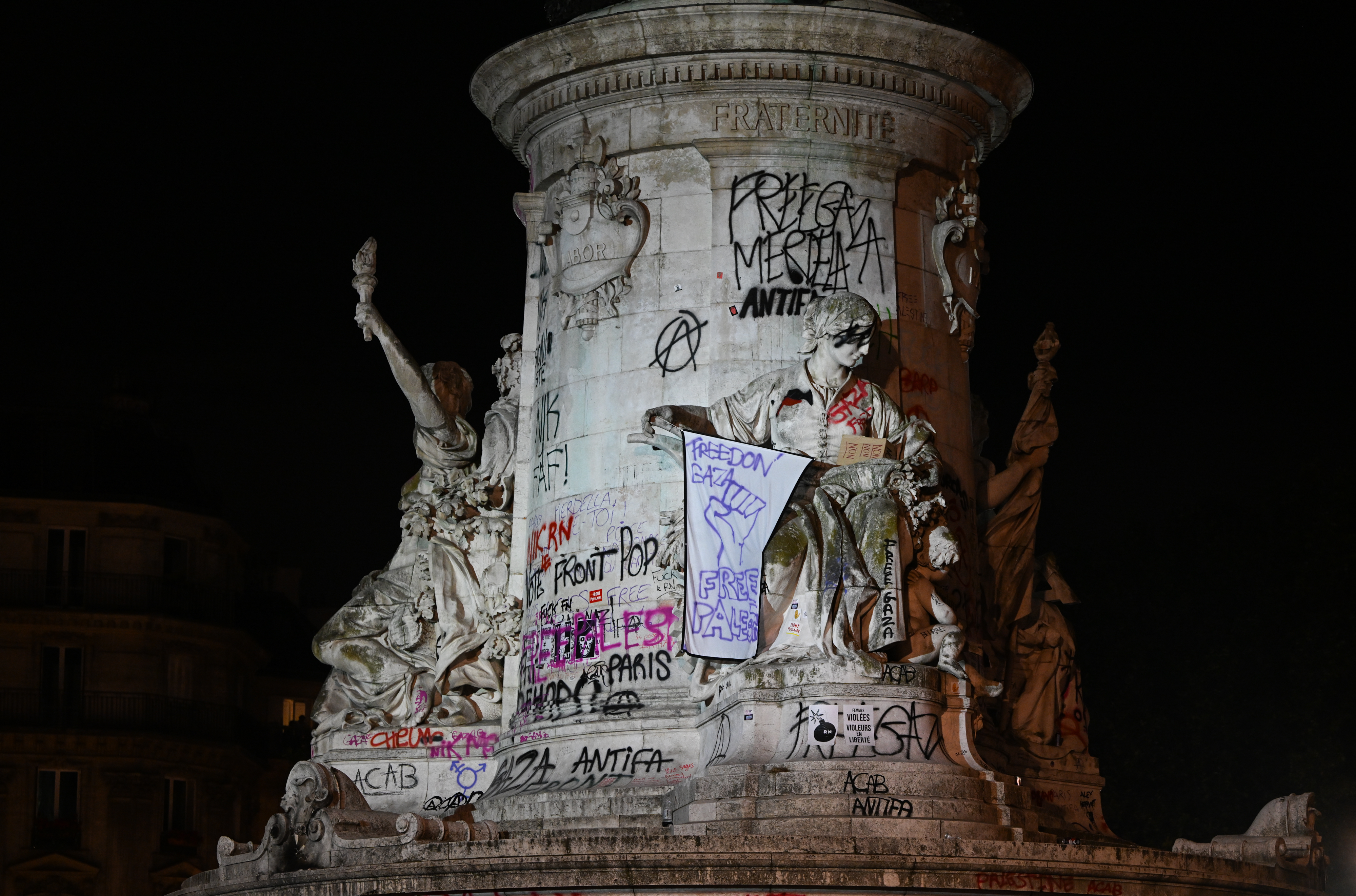 El monumento a la República fue vandalizado durante los disturbios