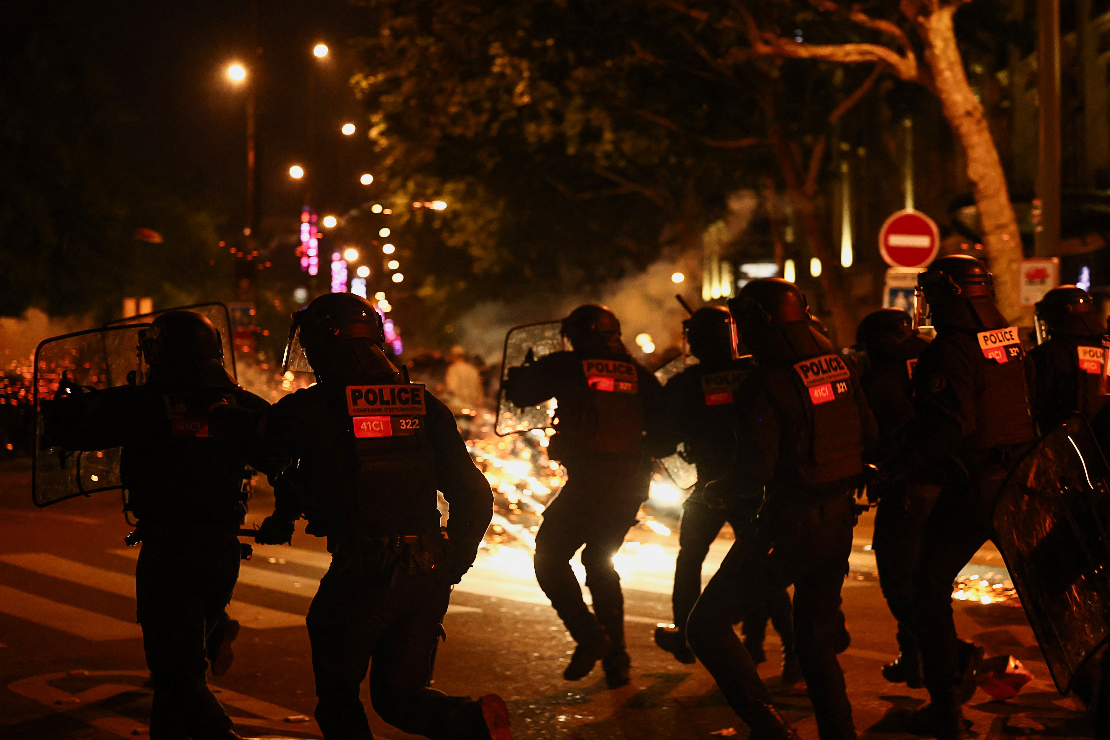 La policía antidisturbios francesa huye durante los enfrentamientos con los manifestantes en París