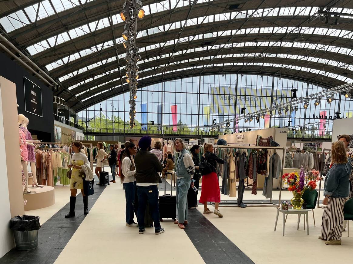 Bezoekers en el wandelgangen van Modefabriek SS25.