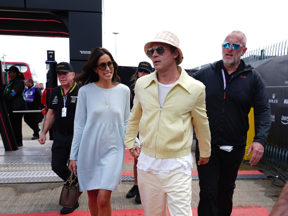 Brad Pitt y su novia Inés de Ramón se tomaron de la mano en el Gran Premio de Gran Bretaña en Silverstone el domingo