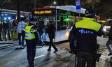 El grupo del centro de conferencias fue trasladado más tarde en autobús bajo escolta policial.