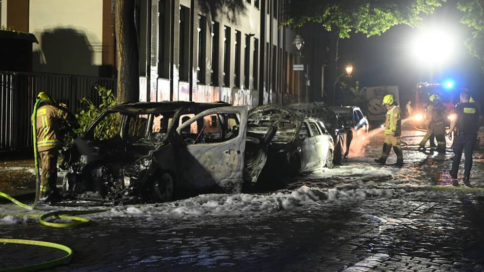 En Neukölln, cuatro coches quedaron completamente calcinados; un camión aparcado en el lado opuesto de la calle también resultó dañado