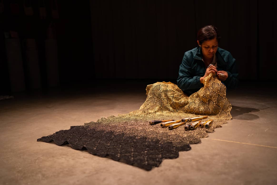 Artesano tejiendo a crochet uno de los textiles de Verdi